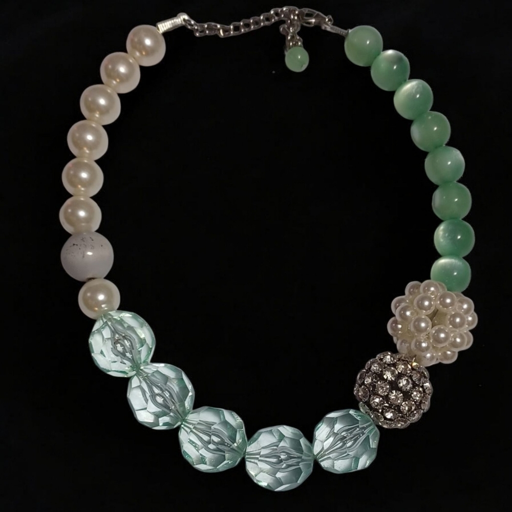 Elegant Green and Pearl  Vintage Chunky Pastel Beaded Necklace Excellent New Con